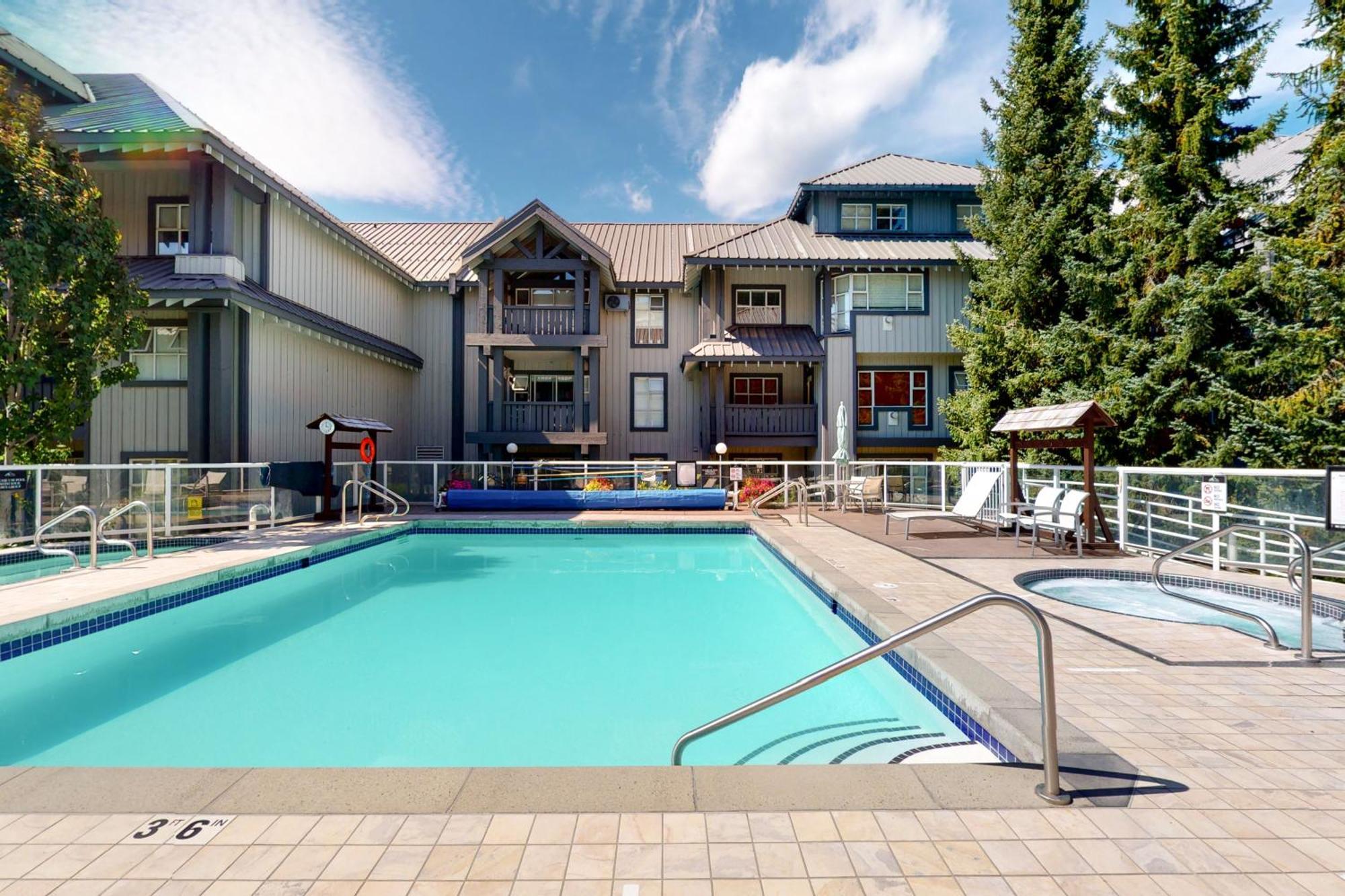 Glacier Lodge Whistler Bagian luar foto